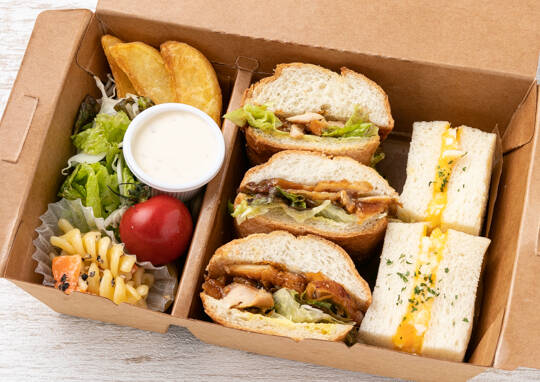 照焼チキン&玉子2種贅沢サンド 900円｜サンドブラザーズ - くるめし弁当