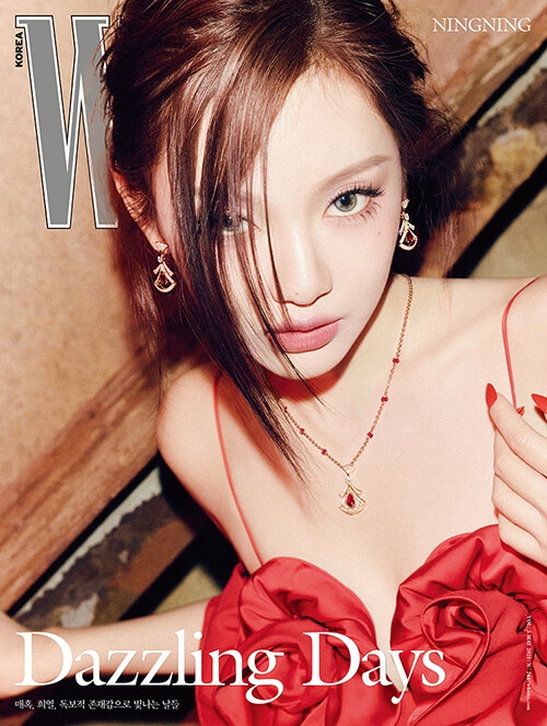 W Korea 2025年 5月号【表紙：ニンニン（aespa）C】 : Magazine