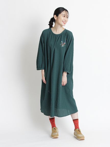 コットンシャーリングスキャタードフラワー刺繍ワンピース（マキシ丈