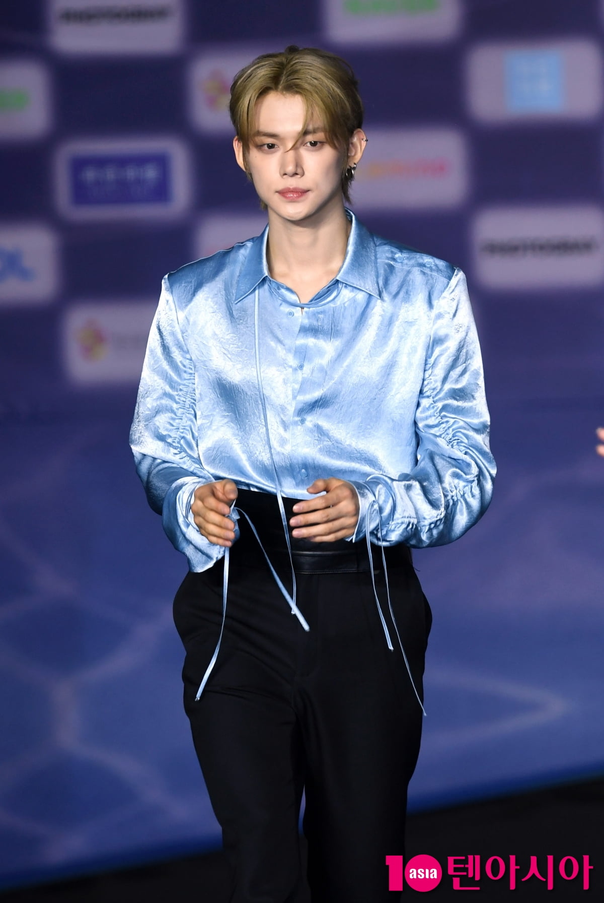 TXTのヨンジュン、2025 SBS歌謡大典サマーのブルーカーペットに登場