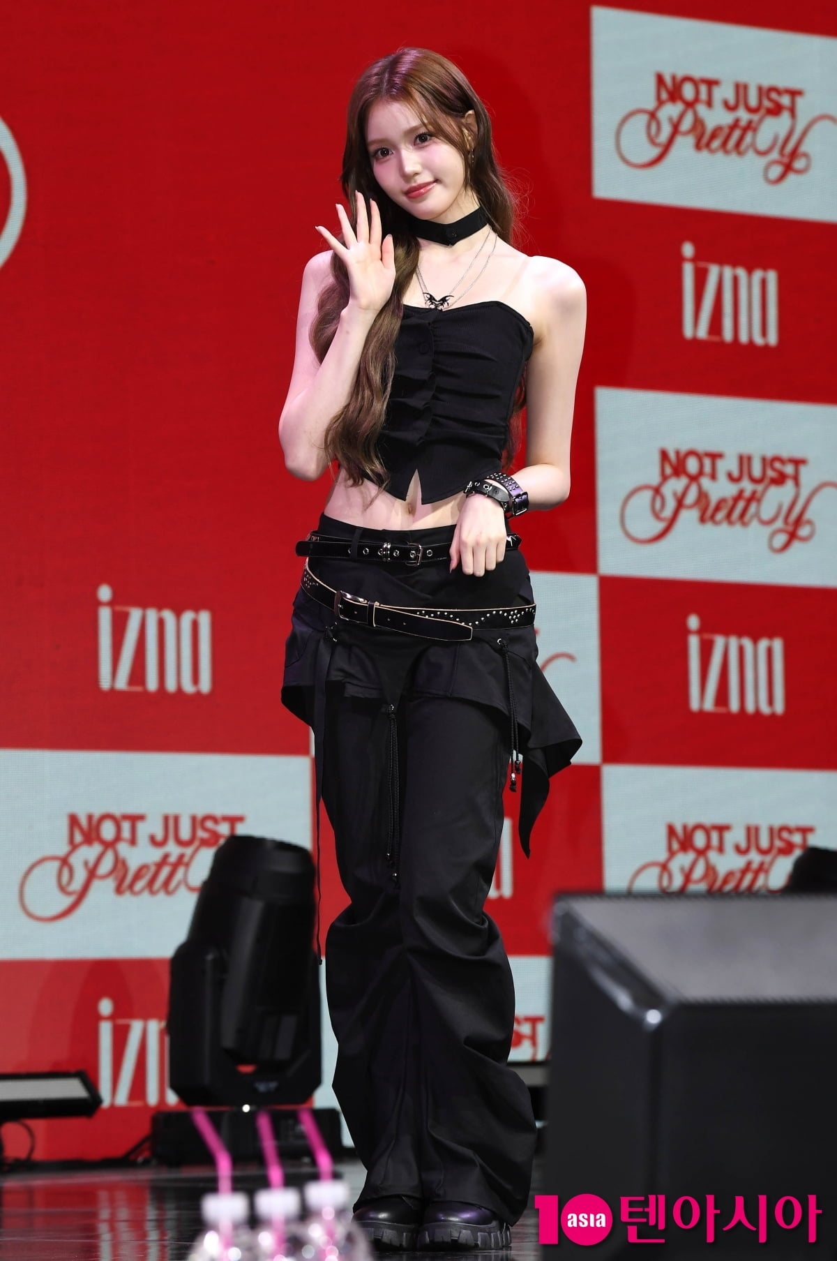 iznaのチョン・セビ、セカンドミニアルバム『Not Just Pretty』ショー