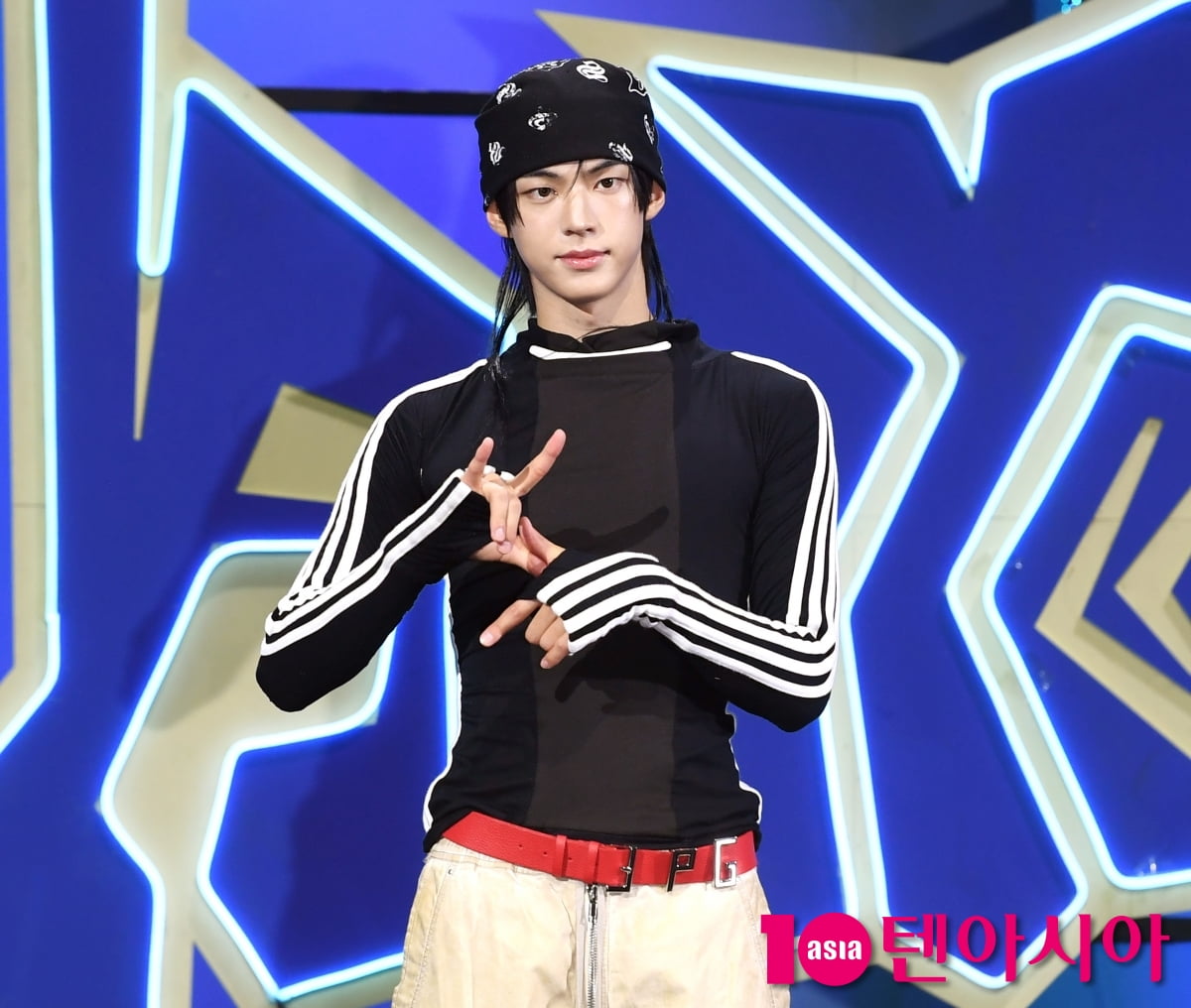 TWSのドフン、ミニ4集『play hard』ショーケースで魅力発散