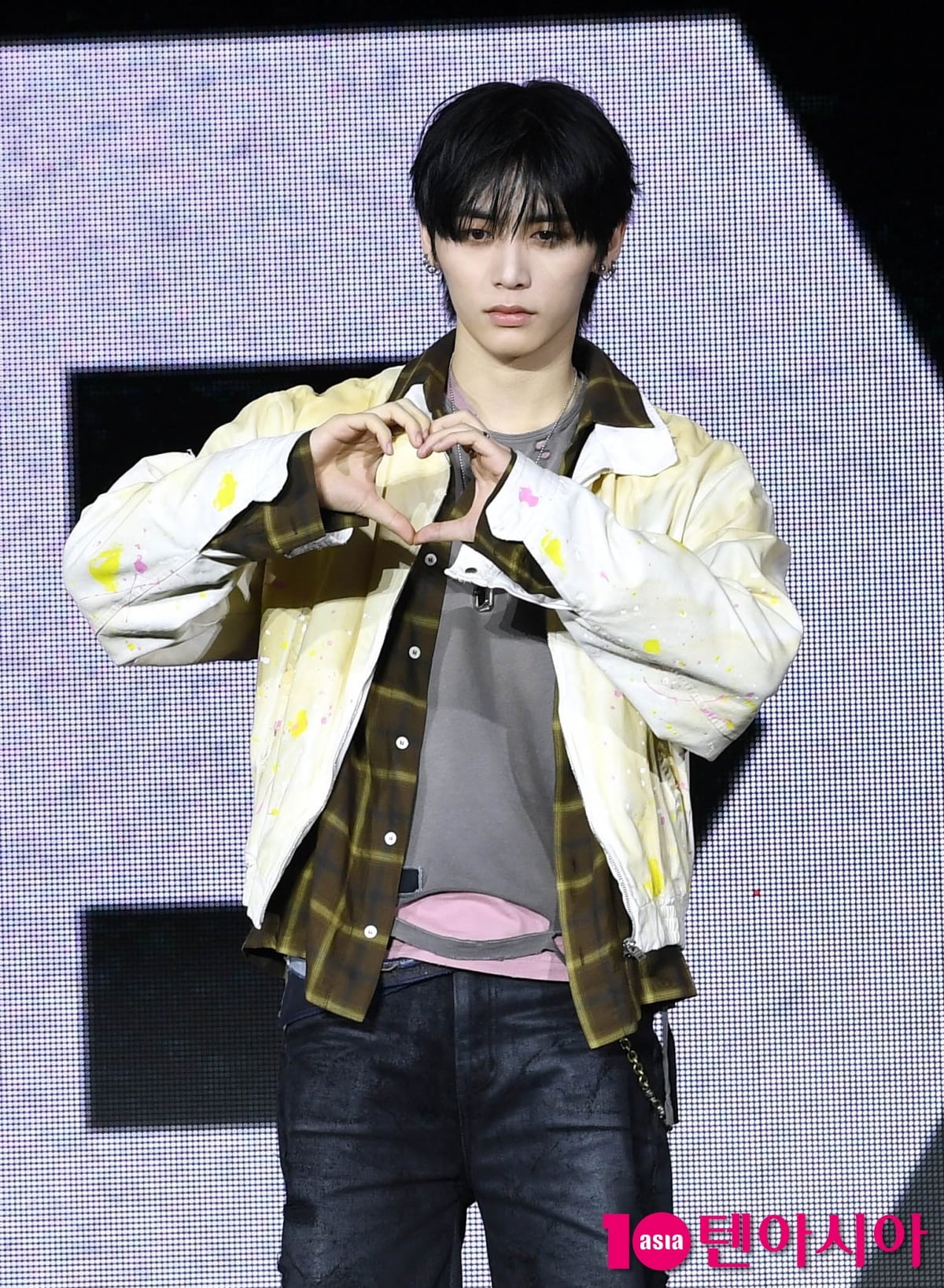 BOYNEXTDOORのテサン、ミニ5集『The Action』ショーケースで自信満々の