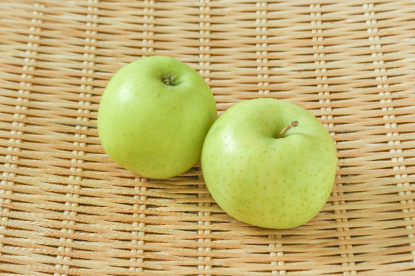 王林（32玉サイズ） 【業務用食材の仕入れなら八面六臂】