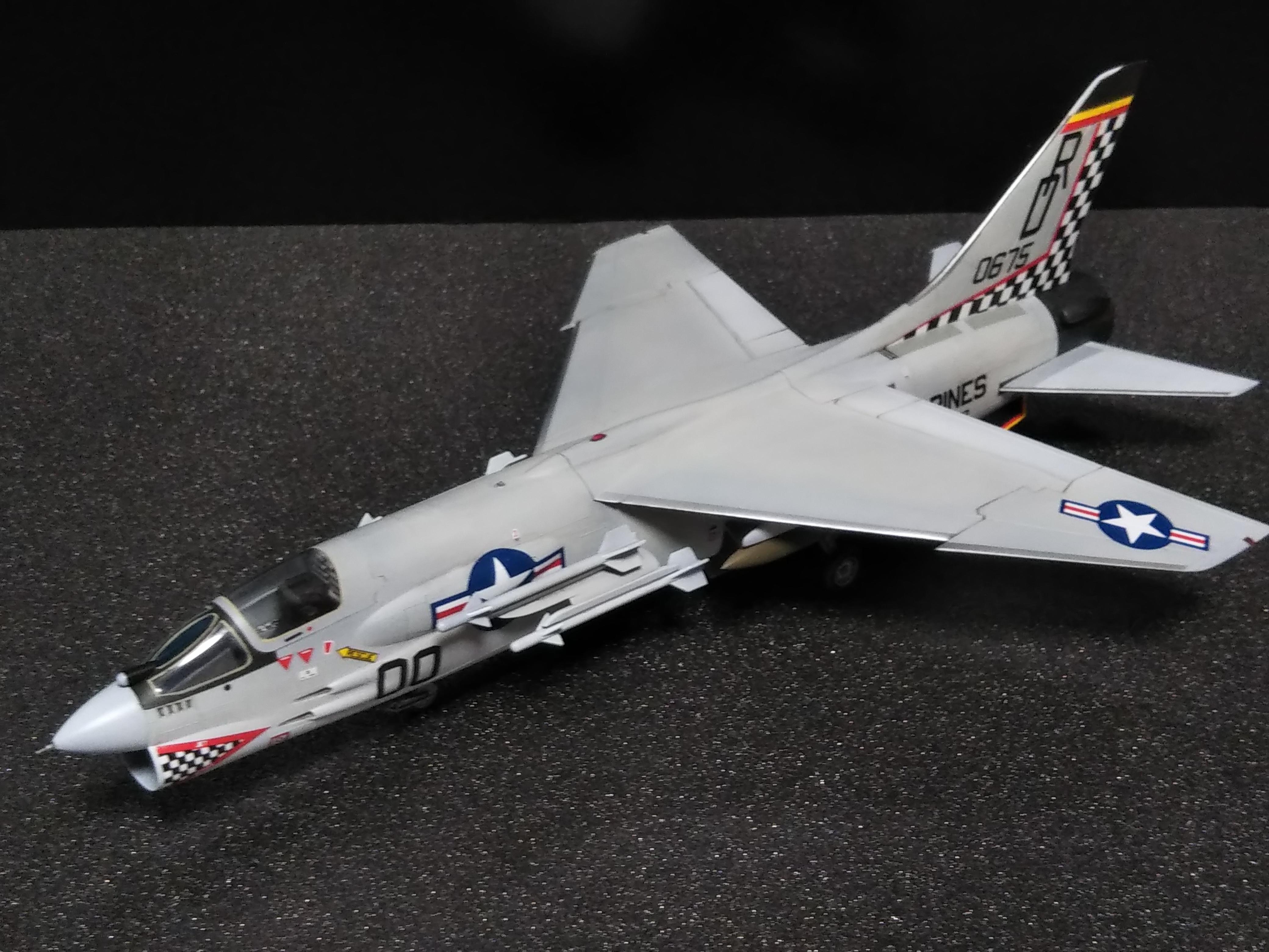 ハセガワ 1/72 アメリカ海兵隊 戦闘機 F-8E 「クルーセイダー