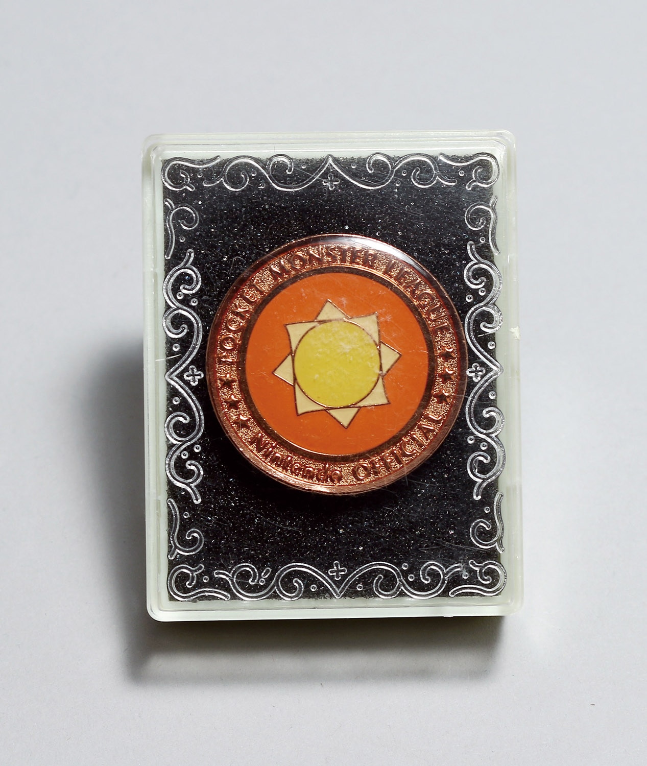 第1回ポケモンリーグ3回戦勝者記念バッジ「オレンジバッジ」