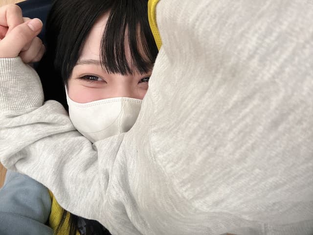 だれでしょう」≒JOY 山田杏佳がメンバーの”膝の上”ショットを投稿