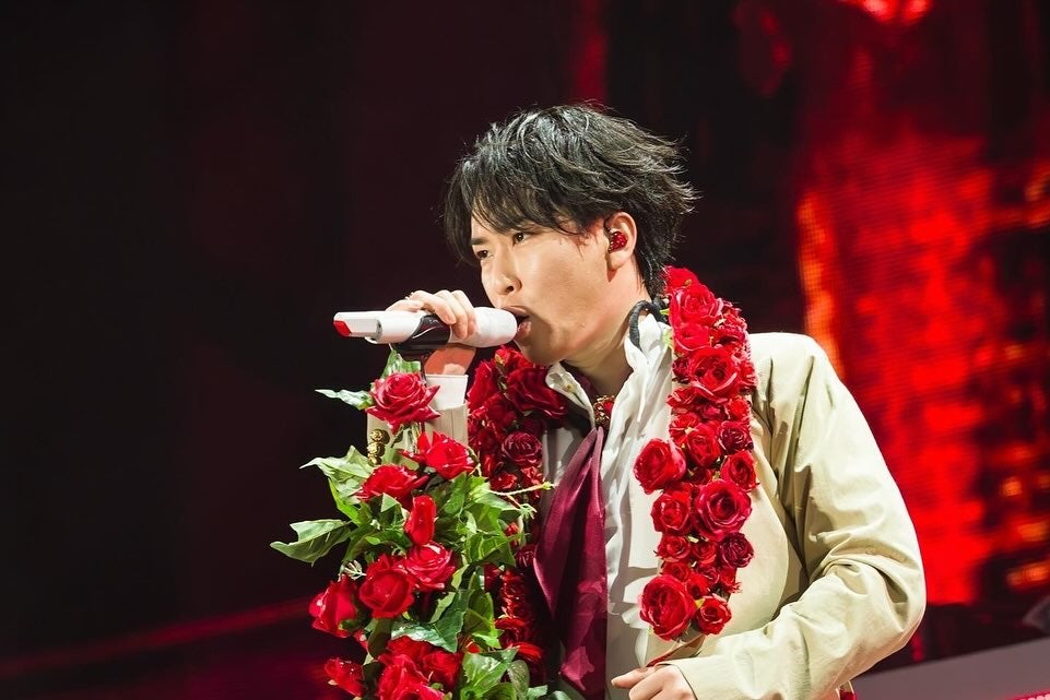 こんなに薔薇が似合うアイドルは舘様だけ」SnowMan・宮舘涼太がライブ