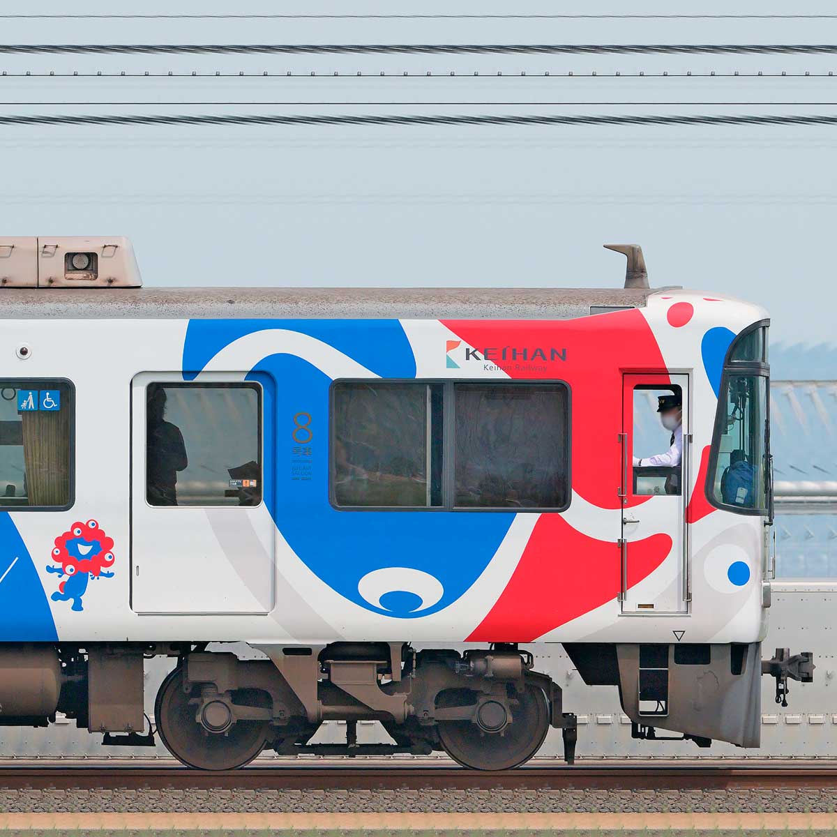 京阪8000系「大阪・関西万博ラッピング列車」8057の側面写真｜RailFile