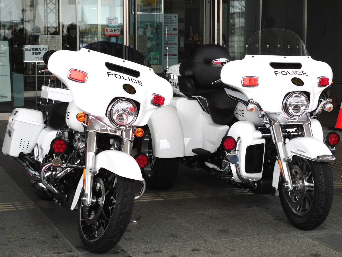 白バイ】ハーレー「ストリートグライド」＆「トライグライド」白バイが