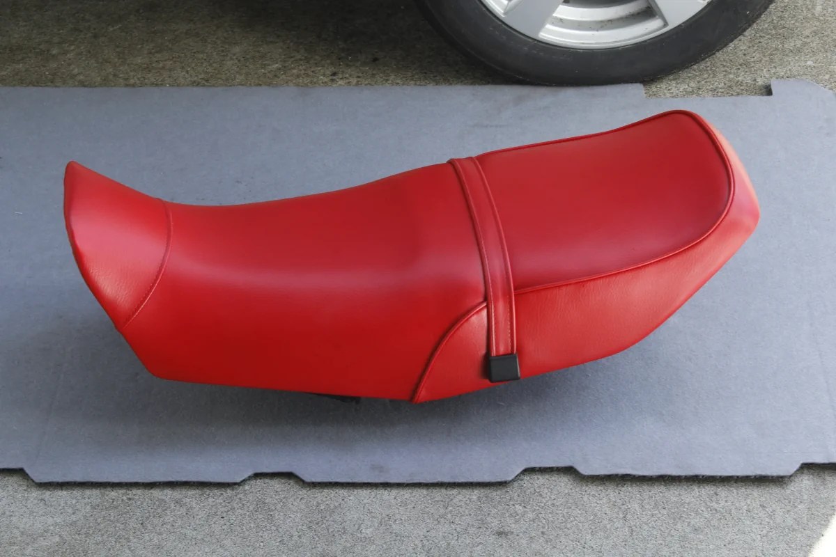 不人気な中古外車BMW！！ ダブルシートは追加アンコ＋再張り込みで完成