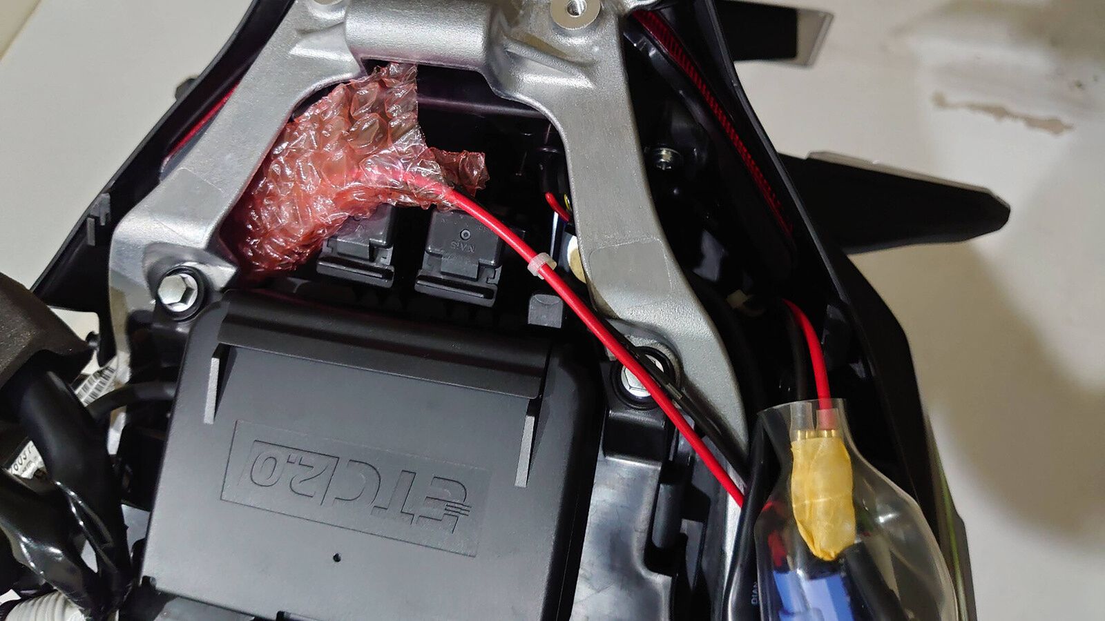 KAWASAKI ZX-10R「純正オプションと同じETCを取り付け」 | ウェビック