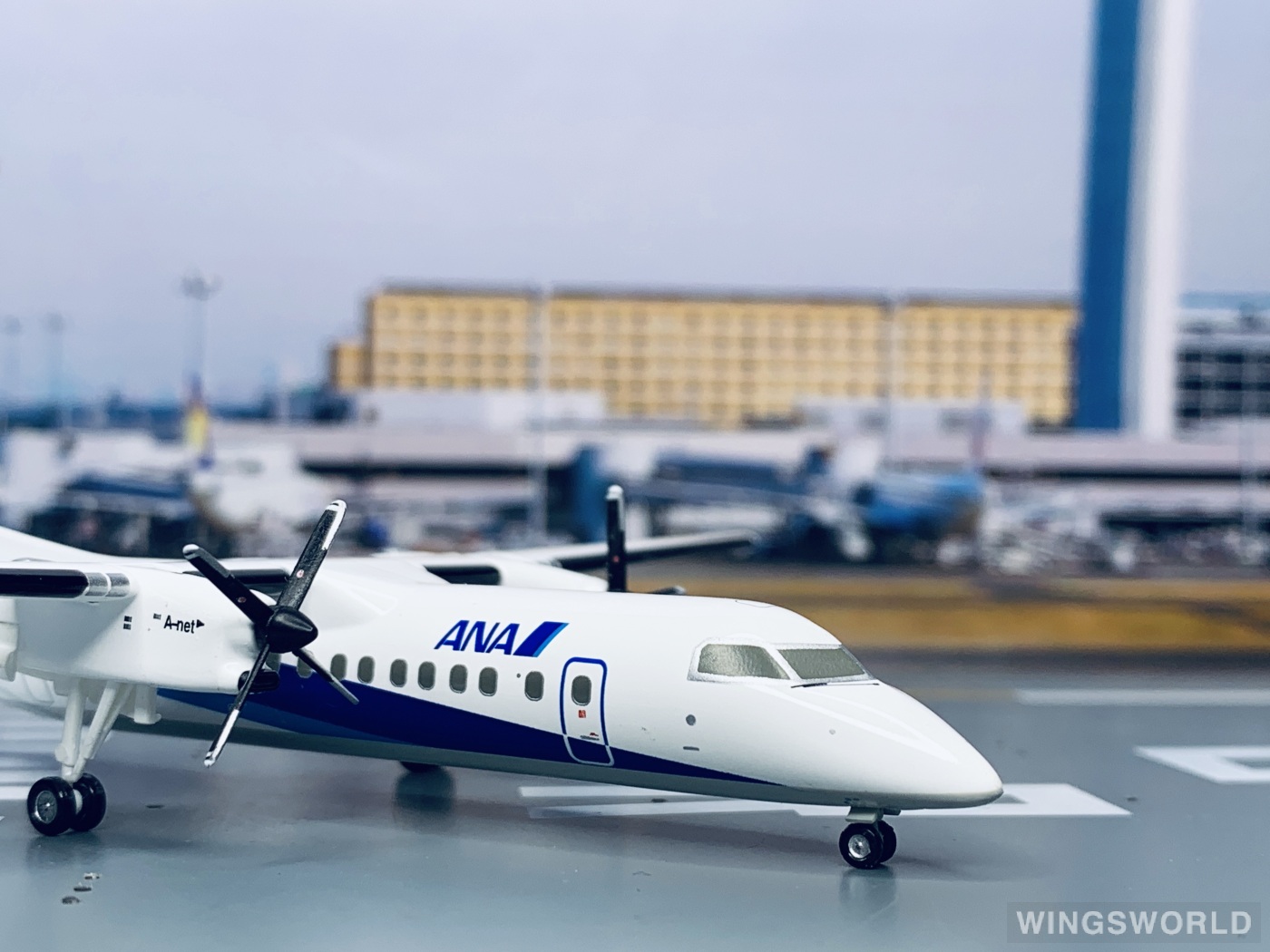Hogan 1:200 Bombardier Dash 8-300 ANA 全日空DH28011 JA801K 的照片