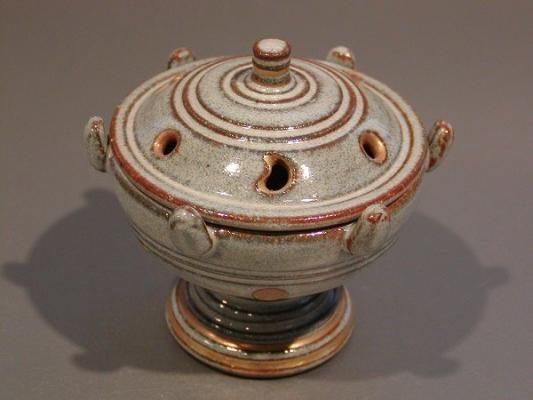 茶道具 蓋置 火舎（穂屋）--ほや 灰釉 日月紋、 京焼 中村秋峰作