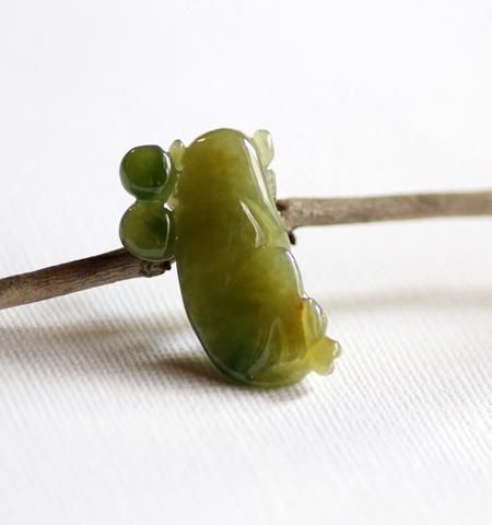 猿と桃（さるともも）／翡翠 - 彩雲(さいうん)