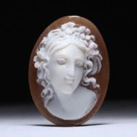 薔薇に佇む鳥」モチーフのシェルカメオルース 作家マリアーノ・アキート