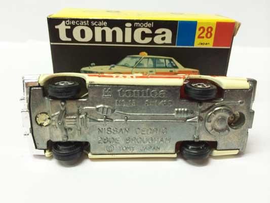 トミカ NO.28 ニッサン セドリック タクシー 黒箱 - ガシャポン