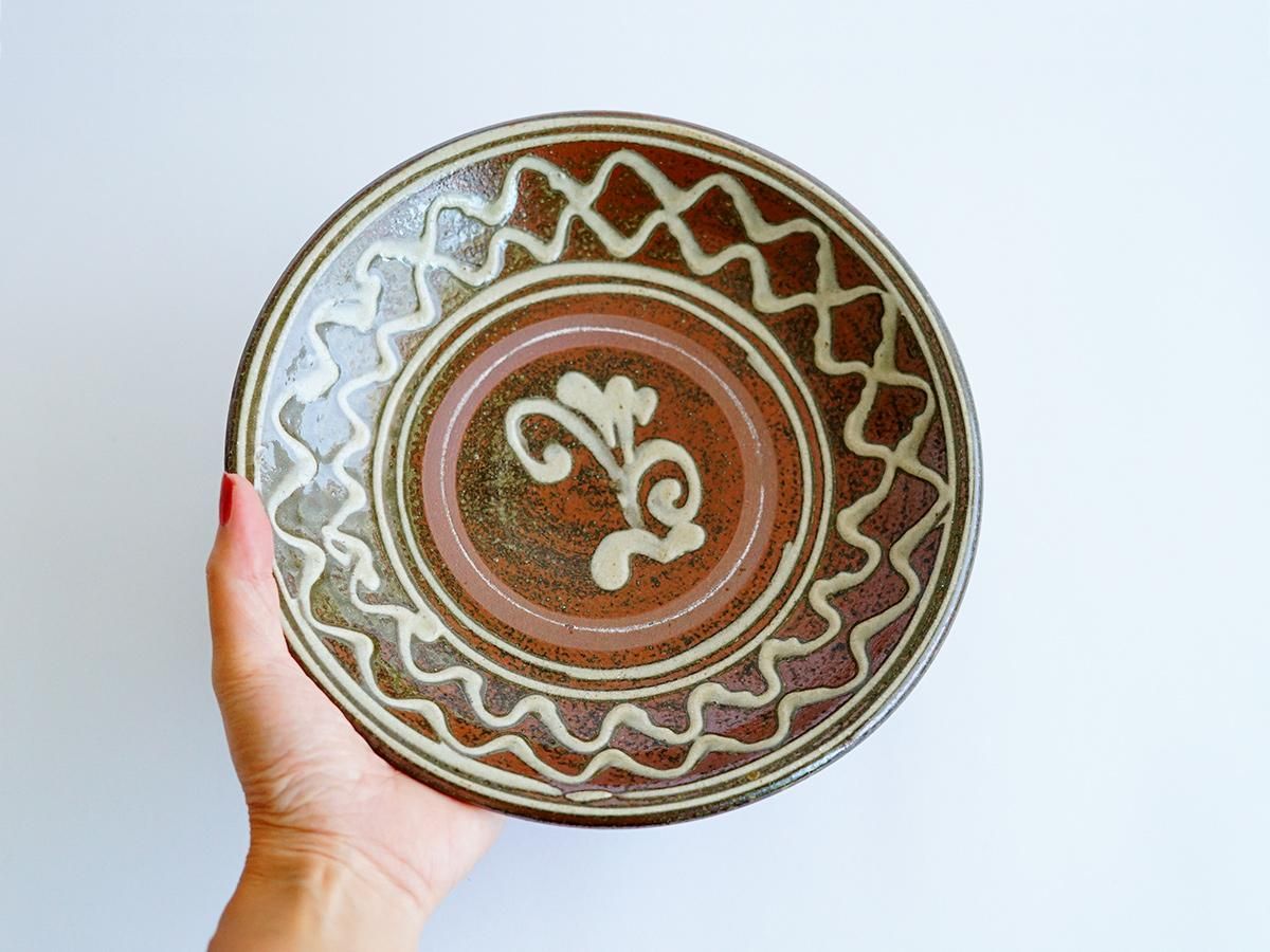 やちむん工房 田村窯の7寸皿 イッチン 波線 | うつわと灯り threetone