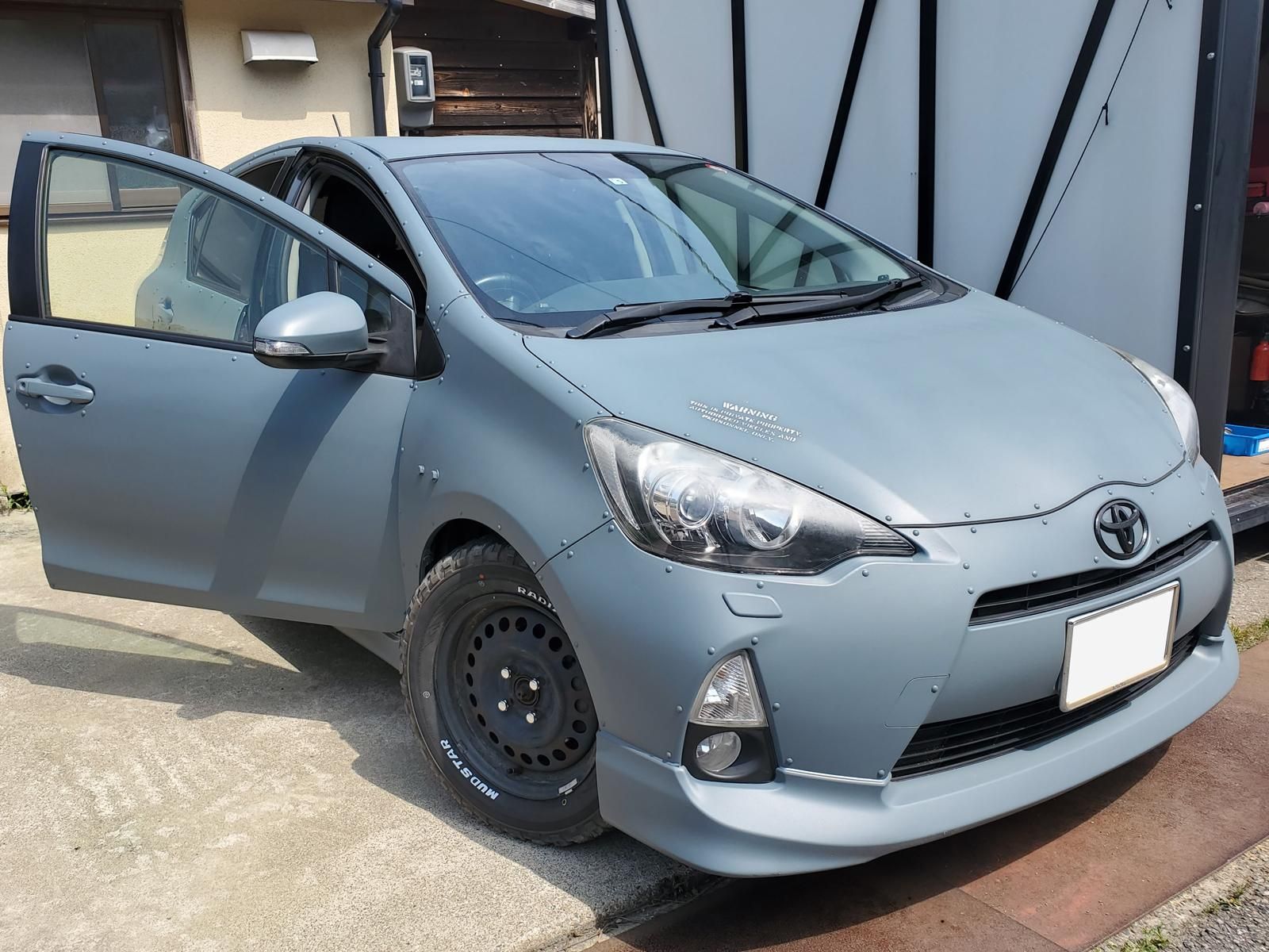 トヨタ アクア をイーグルブルーグレーで刷毛塗り全塗装！ - 刷毛