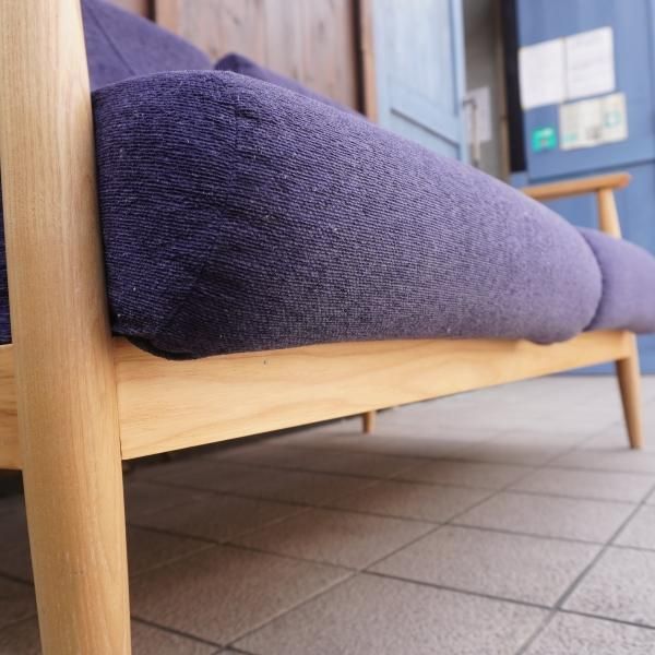 SIEVE（シーヴ）のLull（ラル)2人掛けソファーです。格子の木製