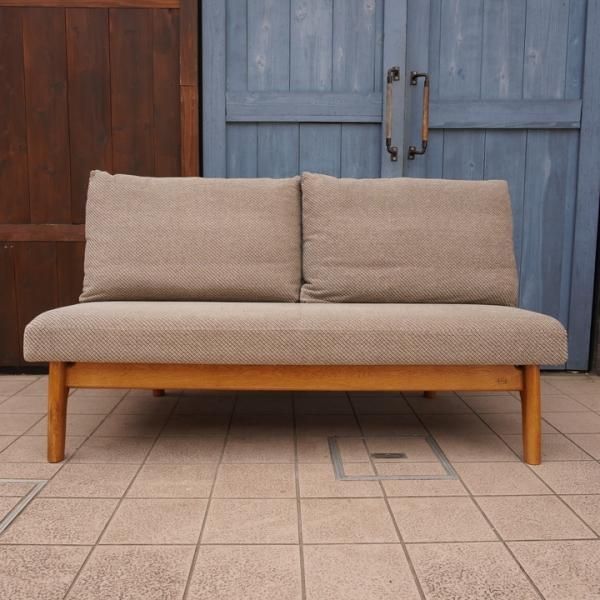 老舗家具メーカーHAMAMOTO(浜本工芸)のオーク材2人掛けソファです。純