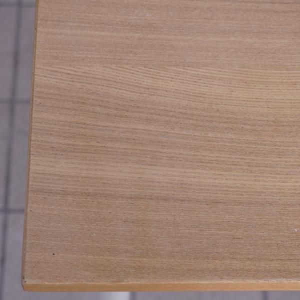 タモ材を使用した無印良品のパーソナルデスク。ホワイトのスチール脚と