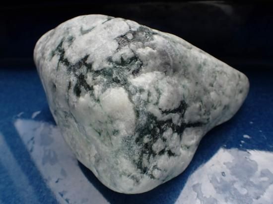 日本翡翠原石・360（圧砕） 110mm/1275g 3,000 - ザ・ストーンズバザール