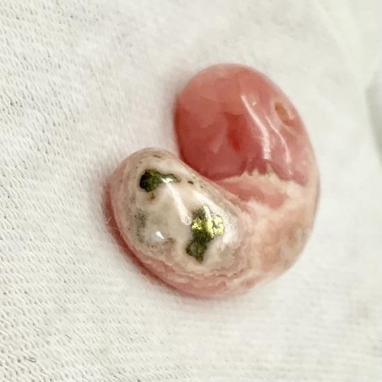 インカローズ 勾玉 パイライト入り 】 ロードクロサイト 天然石 自然石