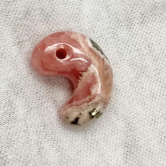 インカローズ 勾玉 パイライト入り 】 ロードクロサイト 天然石 自然石