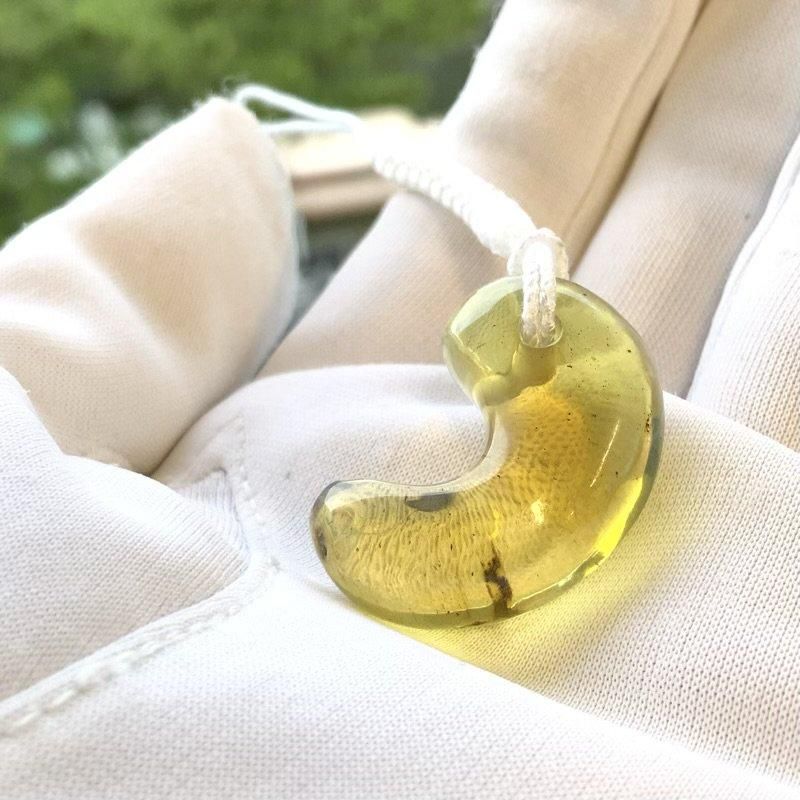 琥珀(アンバー) 勾玉 】 こはく amber まがたま 瑠璃 半貴石 護符 青