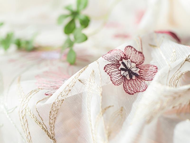 1.5倍ひだ】繊細なフラワー刺繍で優しい窓辺空間に。映し出す影まで