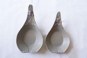 タ19 カップを持った子ウサギのおしゃもじ皿 - 益子焼の小さな窯元