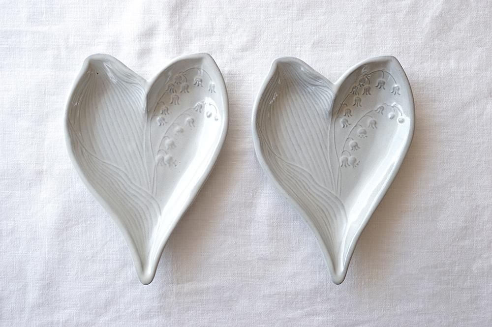 メ8 小さなハートのスズラン皿2客組み / リボン箱入り - 益子焼の