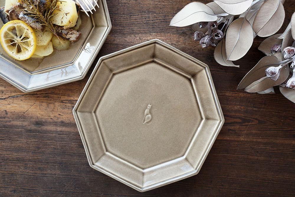 ヘ24 マロンベージュ 八角猫の皿（貫入/釉ヒビあり） - 益子焼の