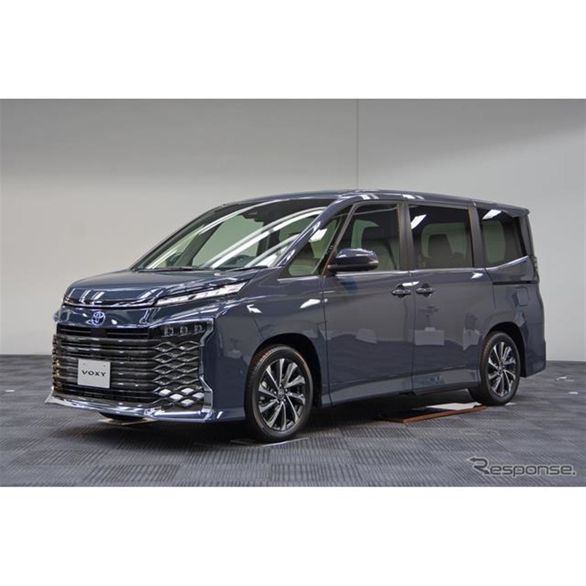 トヨタ ヴォクシー 新型】キーワードは「先鋭・独創」前後ライトが