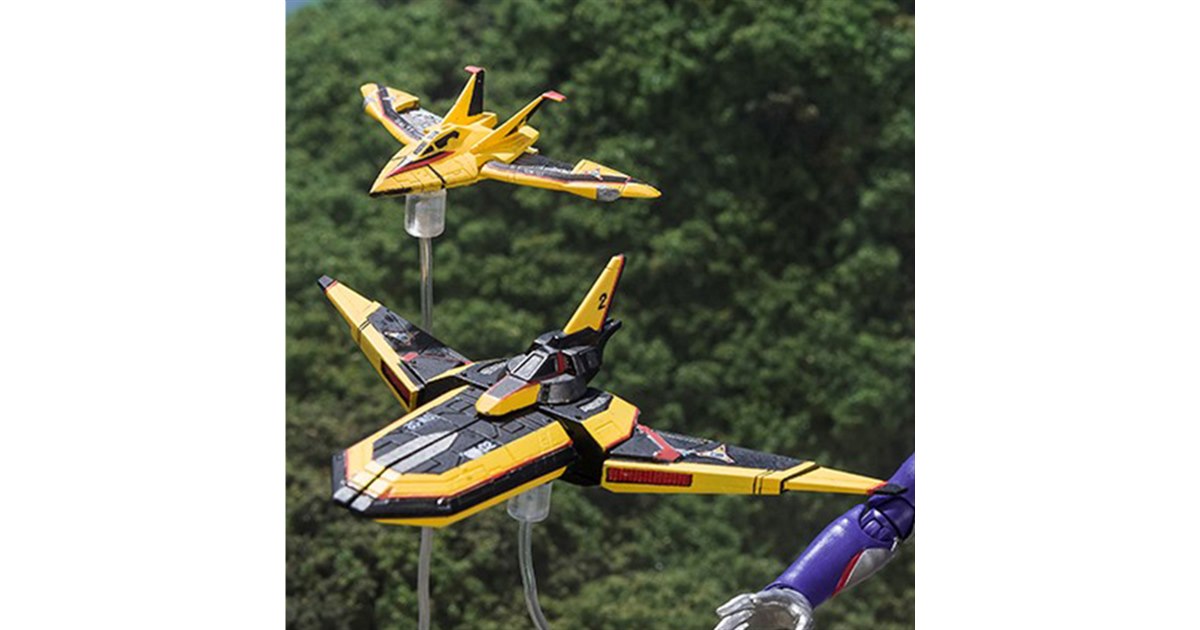 バンダイ、「ウルトラマンティガ」ガッツウイング1号＆2号をセットで