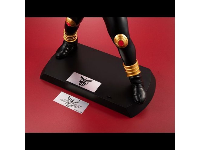 30,800円、全高約40cmの「Ultimate Article 仮面ライダークウガ
