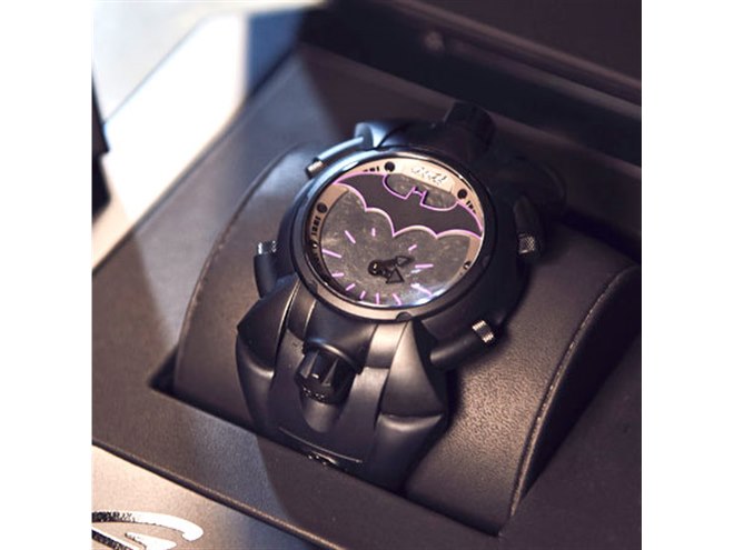 バットマン×ガガミラノ、回転式フェイスのコラボ腕時計を限定発売