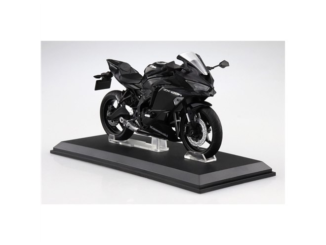 1/12スケールの「KAWASAKI Ninja ZX-25R」がブラックなど3色で登場