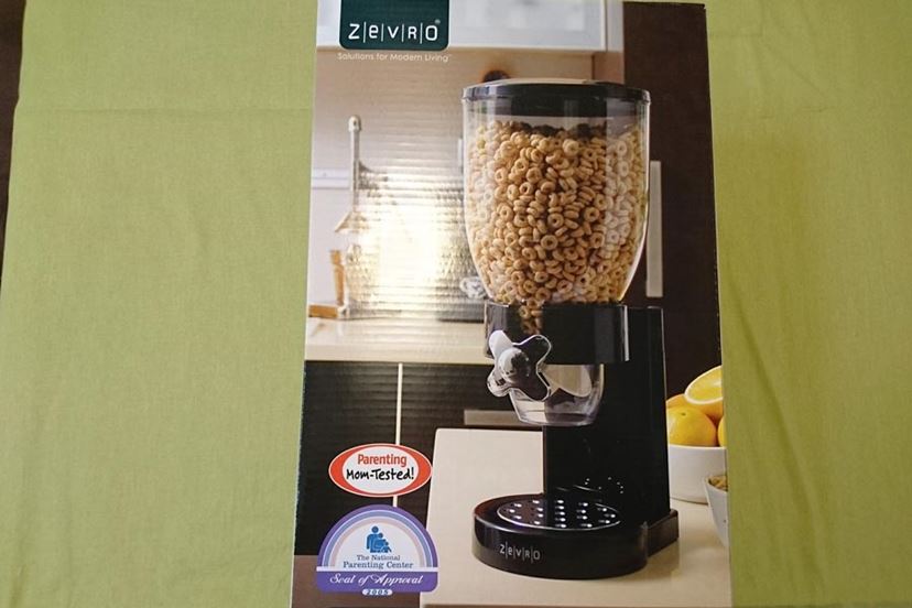 ホテルみたい！ シリアルがザザッと出てくる専用ディスペンサーが