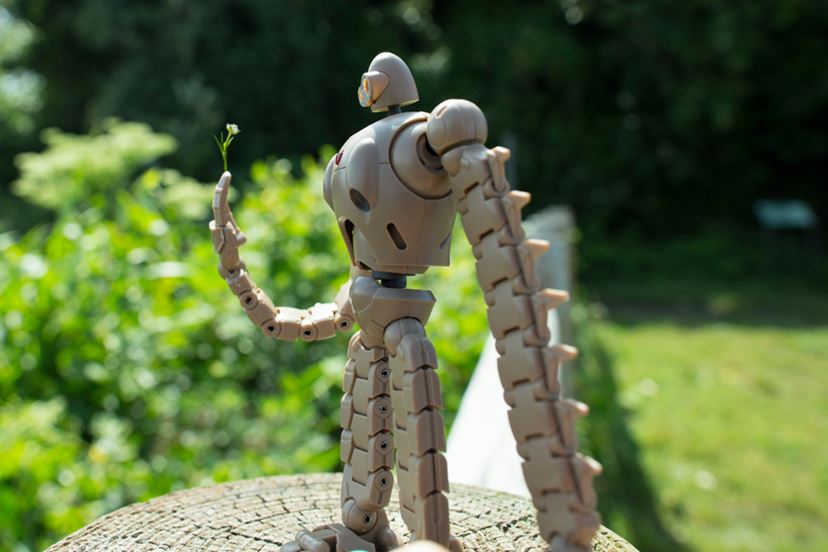 格納ポーズもできる「ロボット兵フル可動フィギュア」と「光る飛行石