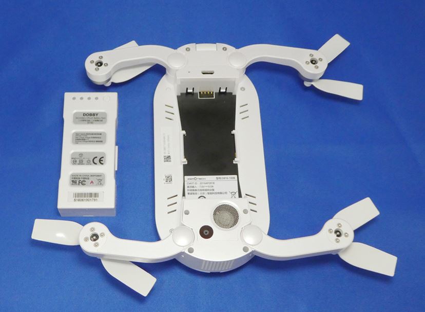 自撮りに便利！ ポケットに入れて持ち運べる小型ドローン「DOBBY」が