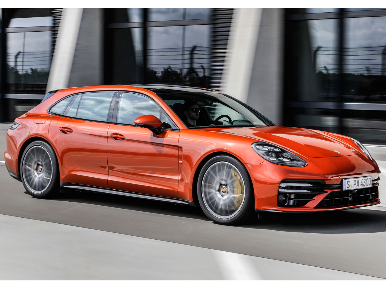 ポルシェ パナメーラ 2017年モデル ターボ (左ハンドル)の価格・性能