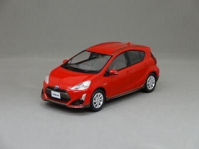 1/30 トヨタ アクア （スーパーレッドV） - ミニカーショップ グリーン