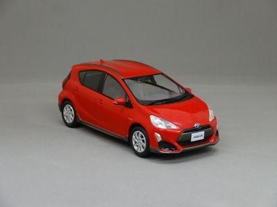 1/30 トヨタ アクア （スーパーレッドV） - ミニカーショップ グリーン