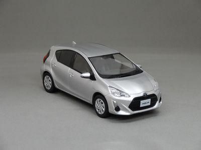 1/30 トヨタ アクア （シルバーメタリック） - ミニカーショップ