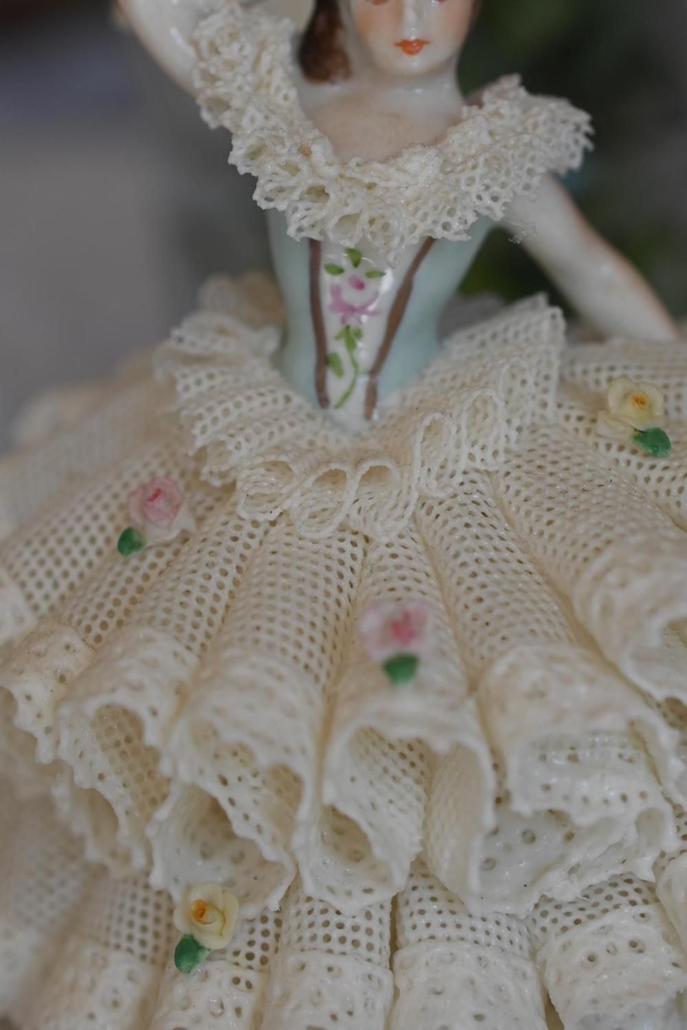 1960年以降・アイリッシュドレスデン レースのドレスの小さなフィギュ