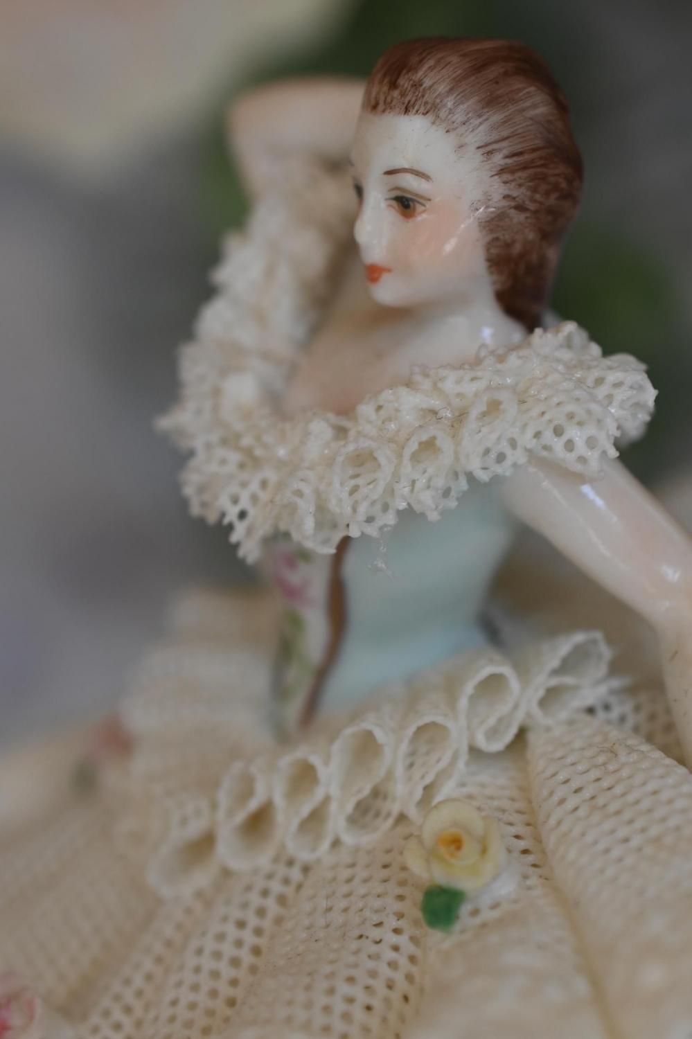 1960年以降・アイリッシュドレスデン レースのドレスの小さなフィギュ