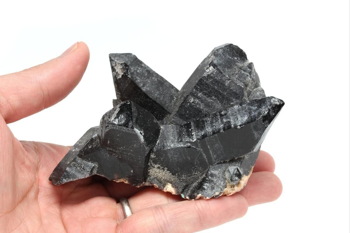 モリオン(黒水晶)クラスター【Sサイズ】MOCLS-293｜魔除け効果の