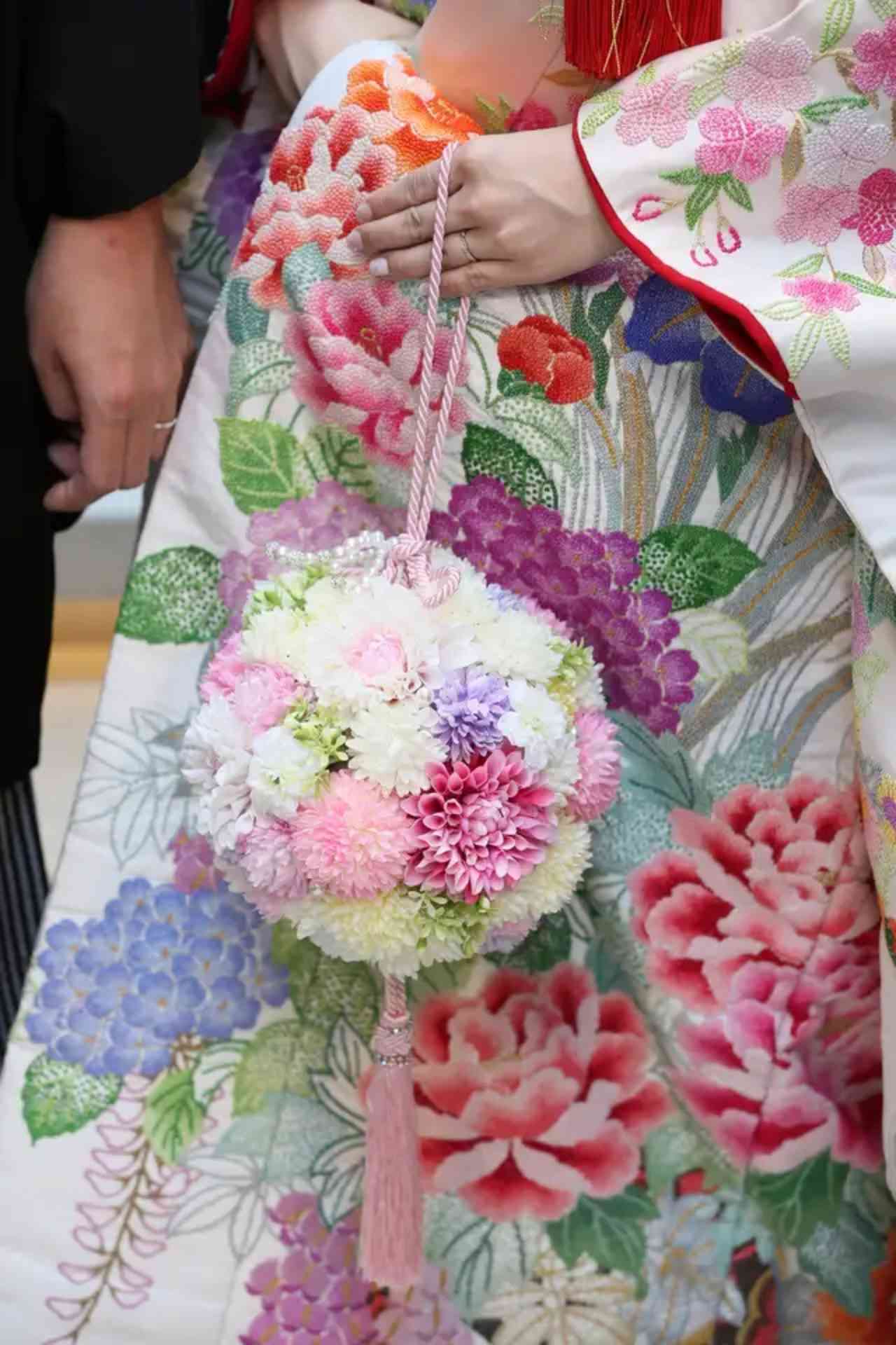 和装に合うブーケ実例21選！枝に生花、ボールブーケなどトレンドの